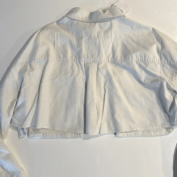 NWT Forever 21 Twill shirt, chest patch pockets, and cropped hem. Medium, Cream. - Picture 5 of 6